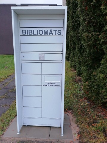 Bibliomāts pie bibliotēkas